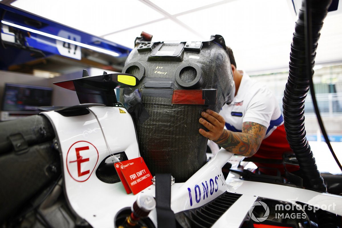 Un miembro del equipo de Haas ajusta un asiento a un Haas VF-21
