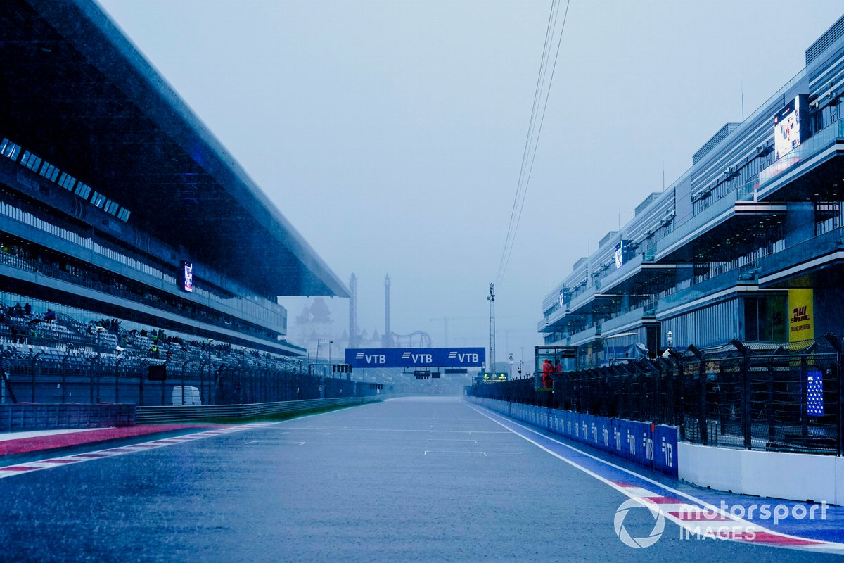 Rain pours down on the track in Russia 