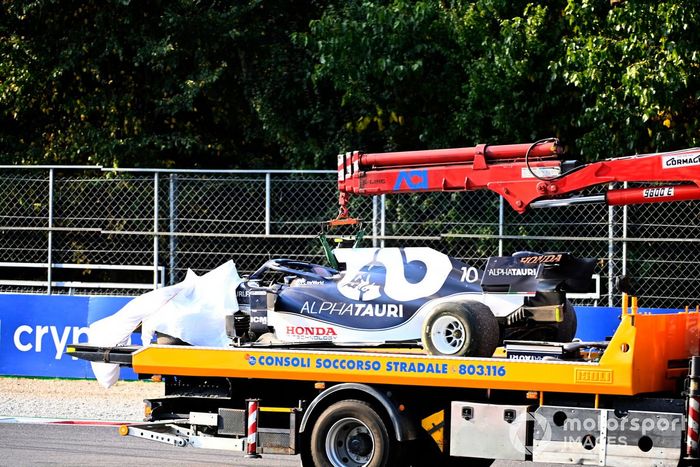 El coche dañado de Pierre Gasly, AlphaTauri AT02, es montado en una grúa