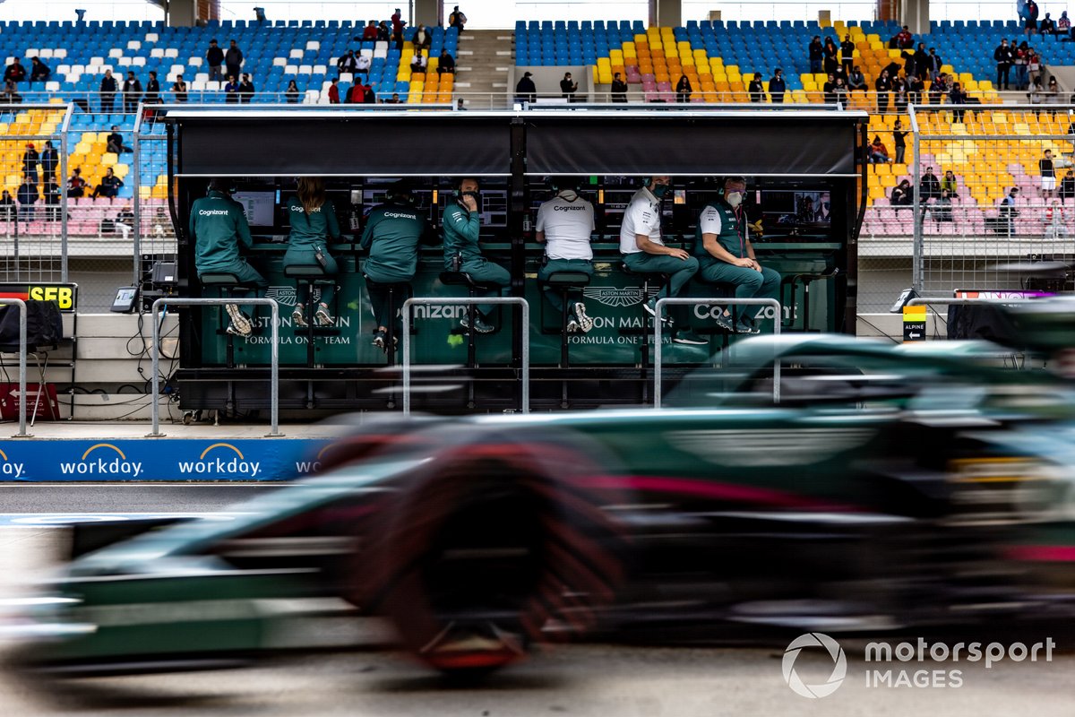 Lance Stroll, Aston Martin AMR21, pasa por el pit wall de Aston Martin