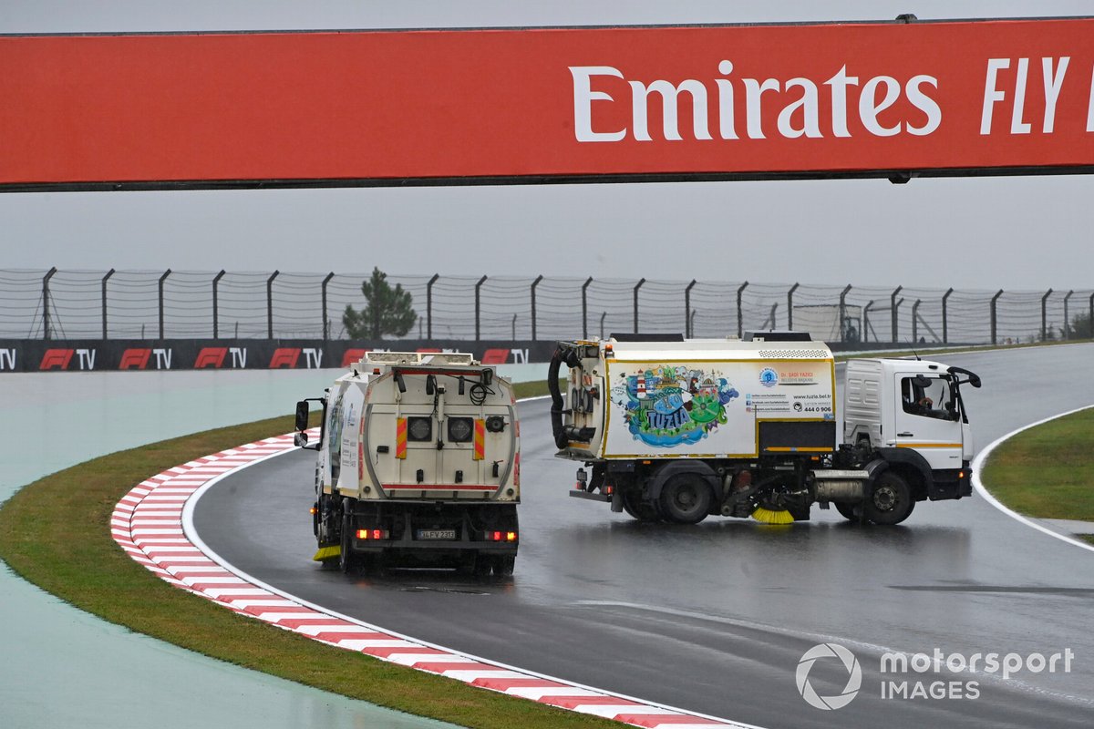Una máquina barredora evacúa el agua del Istanbul Park