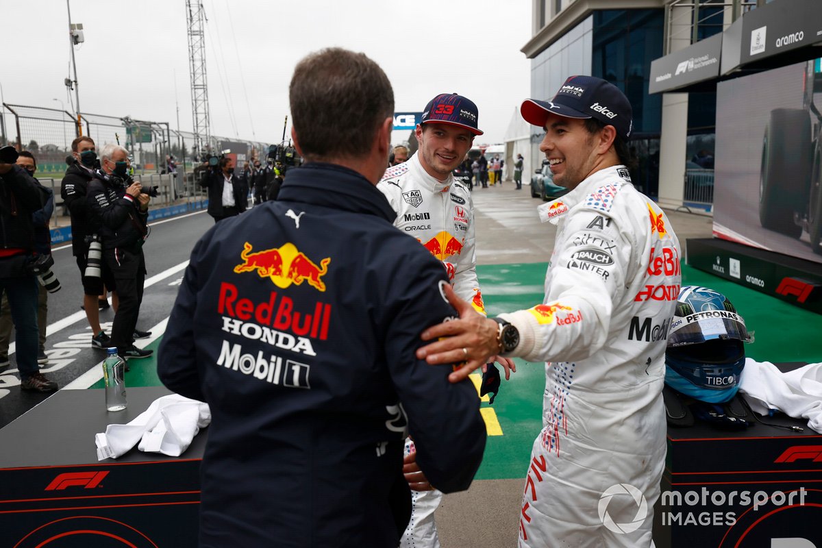 Christian Horner, team principal, Red Bull Racing, le deuxième Max Verstappen, Red Bull Racing, et le troisième Sergio Perez, Red Bull Racing, dans le parc fermé