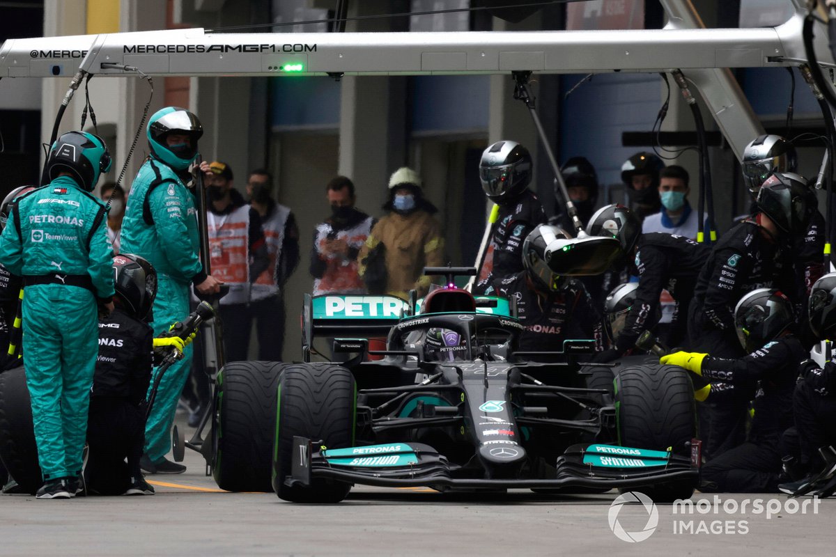 Lewis Hamilton, Mercedes W12, en pits