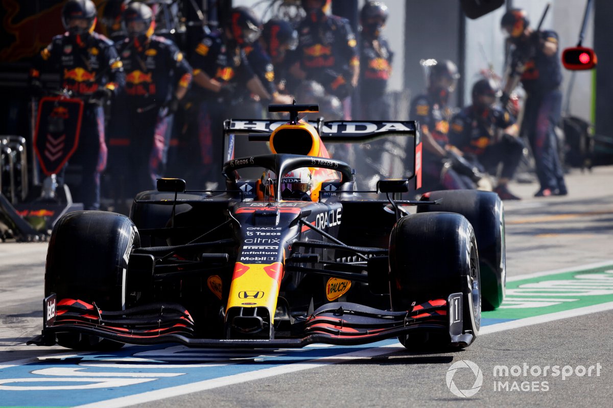 Max Verstappen, Red Bull Racing RB16B, lascia il suo box dopo una sosta