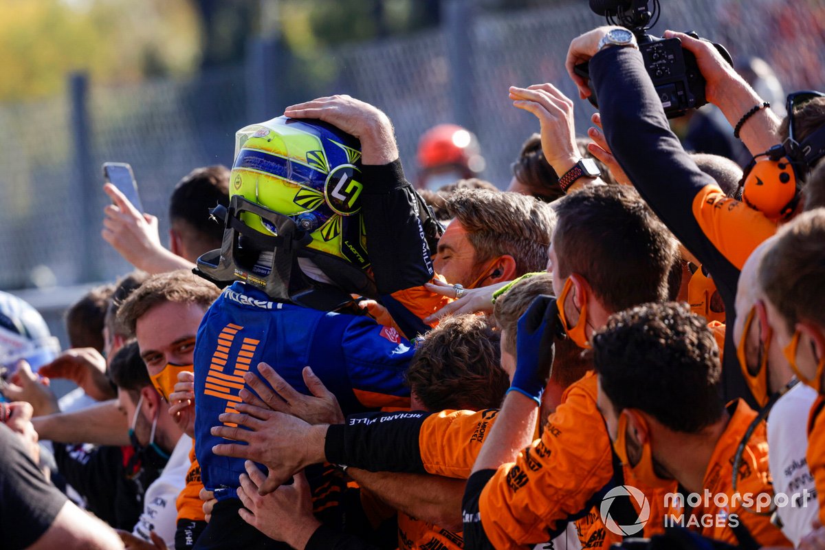 Segundo lugar Lando Norris, McLaren, celebra con su equipo en Parc Ferme