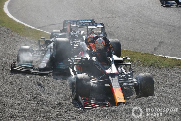 Max Verstappen, Red Bull Racing RB16B, y Lewis Hamilton, Mercedes W12, chocan en la primera chicane y se retiran de la carrera