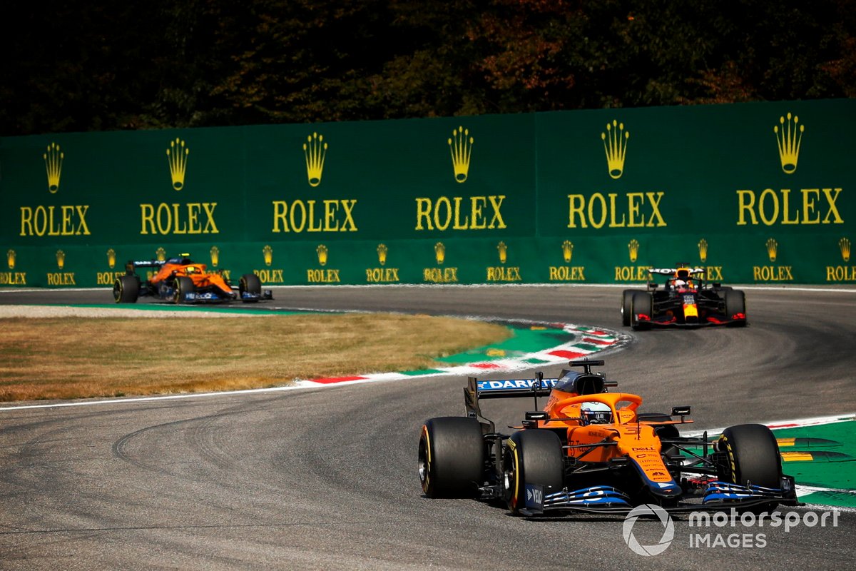 Daniel Ricciardo, McLaren MCL35M, Max Verstappen, Red Bull Racing RB16B, y Lando Norris, McLaren MCL35M