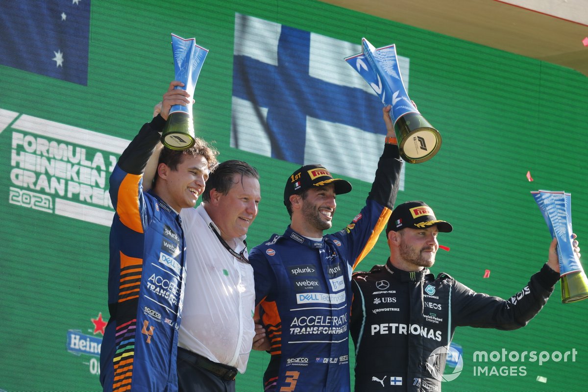Lando Norris, McLaren, 2a posizione, Zak Brown, CEO, McLaren Racing, Daniel Ricciardo, McLaren, 1a posizione, e Valtteri Bottas, Mercedes, 3a posizione, sul podio