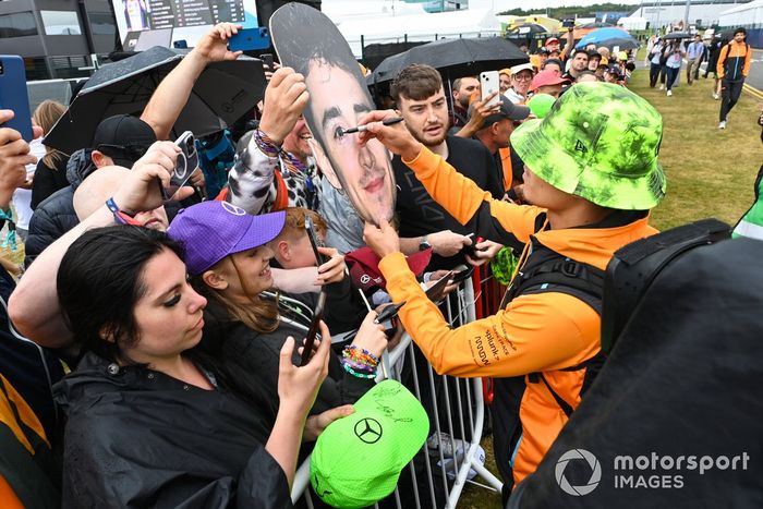 Lando Norris, McLaren, firma autógrafos para los aficionados