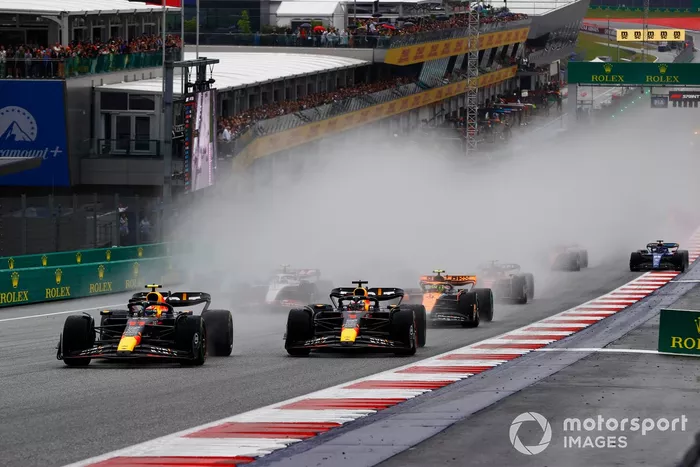 Sergio Pérez, Red Bull Racing RB19, Max Verstappen, Red Bull Racing RB19, Lando Norris, McLaren MCL60, el resto de la parrilla.