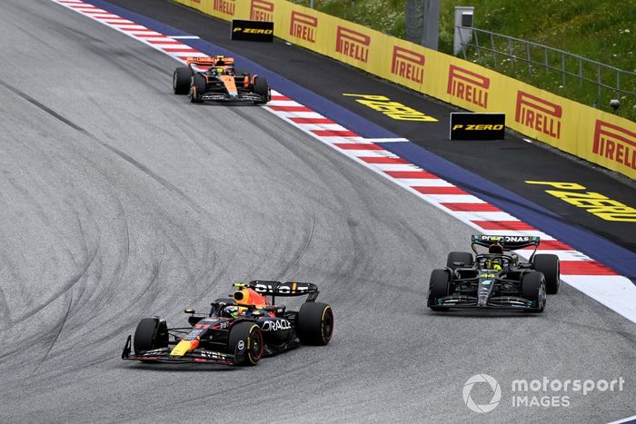 Sergio Pérez, Red Bull Racing RB19, Lewis Hamilton, Mercedes F1 W14, Lando Norris, McLaren MCL60