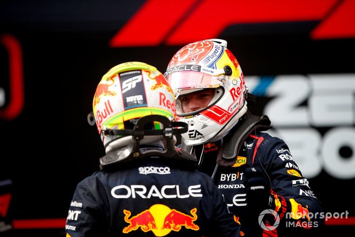 Max Verstappen, Red Bull Racing, 1ª posición, Sergio Pérez, Red Bull Racing, 3ª posición, se felicitan mutuamente en Parc Ferme