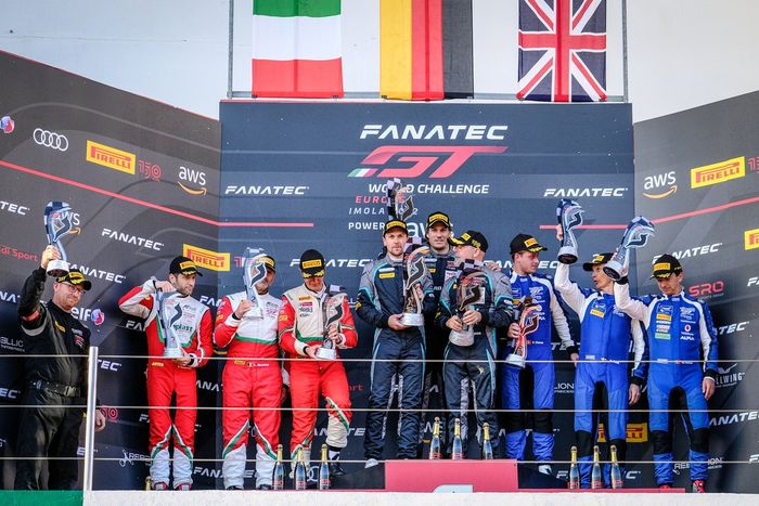 Podio Pro-AM: ganador #20 SPS automotive performance Mercedes-AMG GT3: Valentin Pierburg, Ian Loggie, Dominik Baumann, segundolugar #52 AF Corse Ferrari 488 GT3: Louis Machiels, Andrea Bertolini, Stefano Costantini, tercer lugar #188 Garage 59 McLaren 720 S GT3: Alexander West, Miguel Ramos, Henrique Chaves