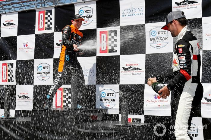 El segundo lugar Alex Palou, Chip Ganassi Racing Honda, ganador Patricio O'Ward, Arrow McLaren SP Chevrolet, tercer lugar Rinus VeeKay, Ed Carpenter Racing Chevrolet celebran en Victory Lane