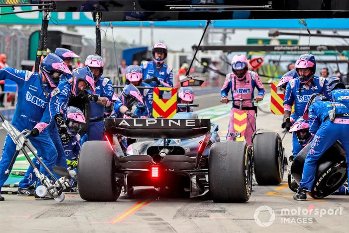 Fernando Alonso, Alpine A522, en boxes