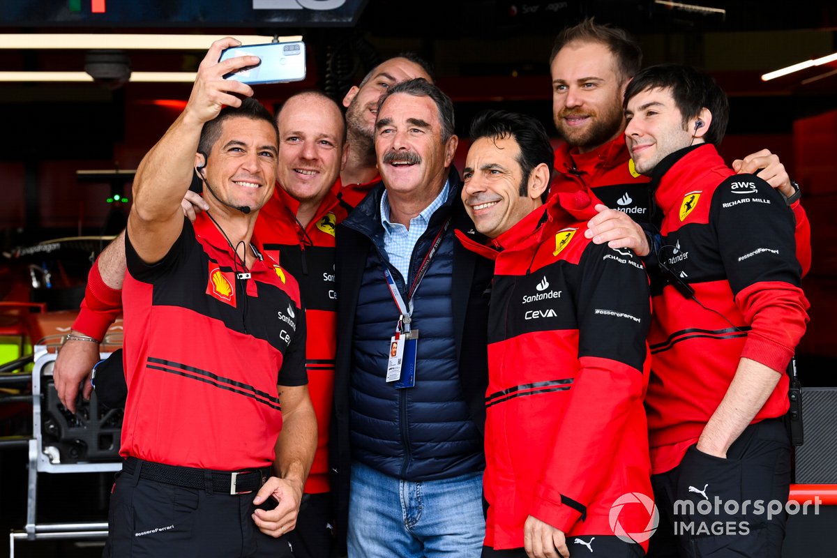 El campeón del mundo de la F1 1992, Nigel Mansell, visita el garaje de Ferrari