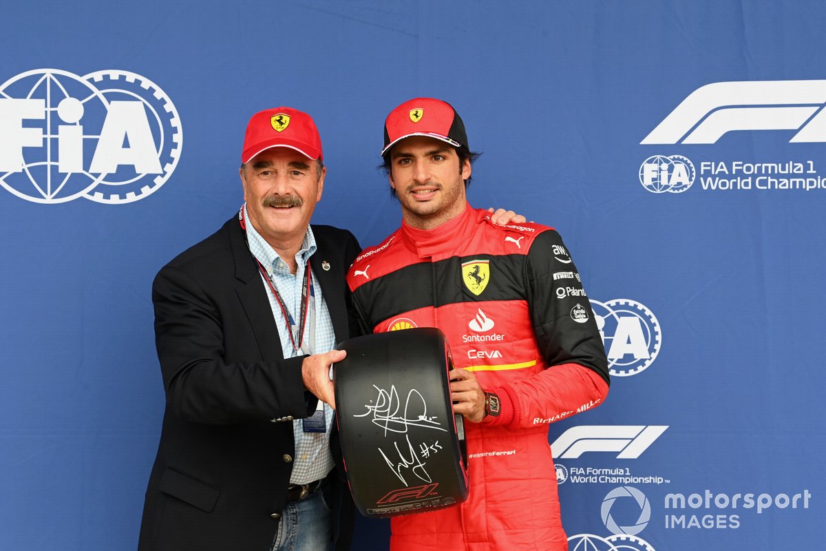 Carlos Sainz, Ferrari, riceve il premio Pirelli Pole Position dal campione del mondo 1992 Nigel Mansell