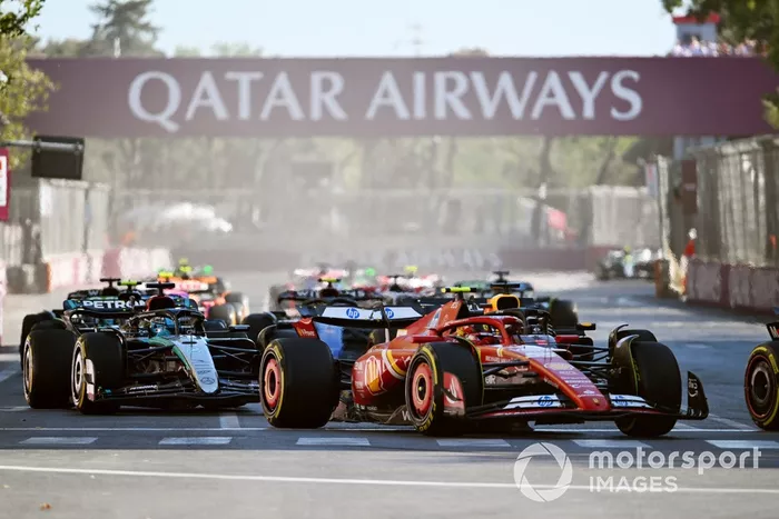 Carlos Sainz, Ferrari SF-24, Max Verstappen, Red Bull Racing RB20, George Russell, Mercedes F1 W15, el resto de la parrilla en la primera vuelta.