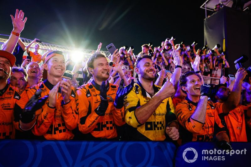 Miembros del equipo McLaren celebran debajo del podio en Parc Ferme