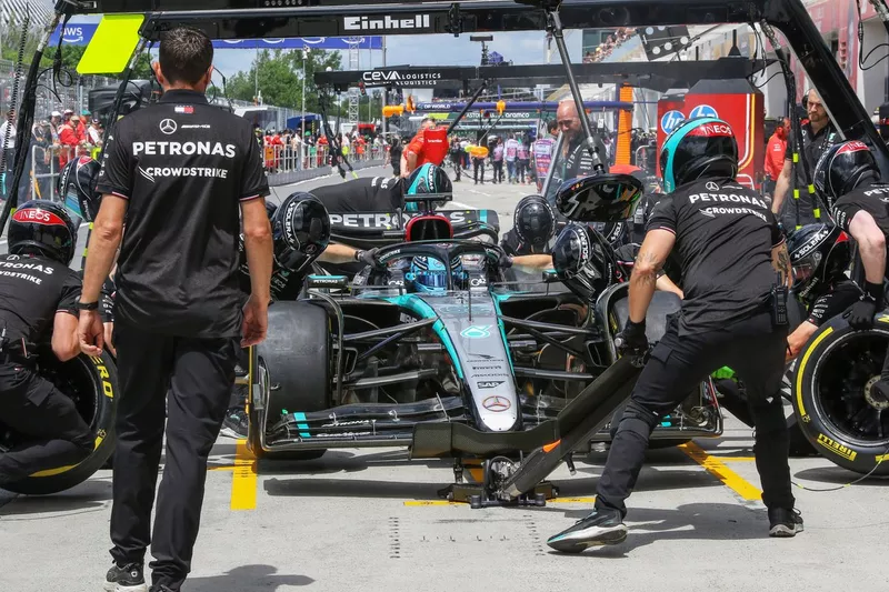 L'équipe des stands de Mercedes AMG effectue un arrêt au stand pour George Russell, Mercedes F1 W15. 