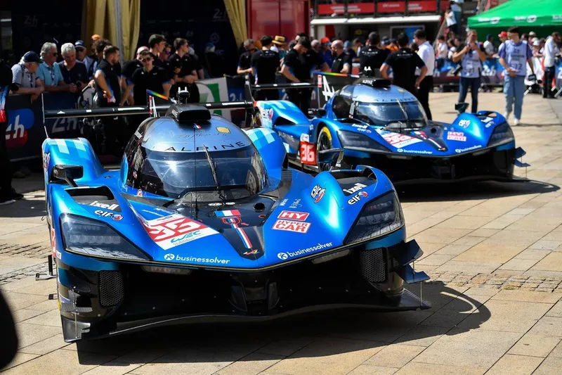 #35 Alpine Endurance Team Alpine A424 de Paul-Loup Chatin, Ferdinand Habsburg-Lothringen, Charles Milesi