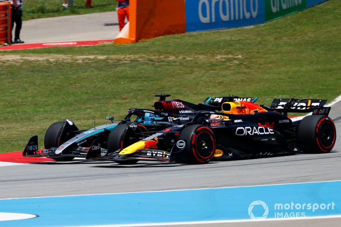 Max Verstappen, Red Bull Racing RB20, walczy z George'em Russellem, Mercedes F1 W15 