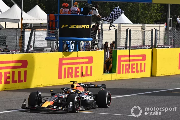 Max Verstappen, Red Bull Racing RB19, 1ª posición, toma la bandera a cuadros