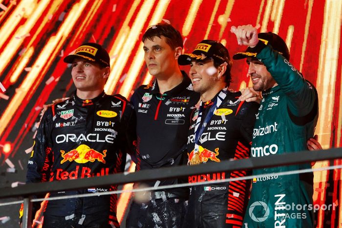 Podio: segundo lugar Max Verstappen, Red Bull Racing, ganador Sergio Pérez, Red Bull Racing y tercer lugar Fernando Alonso, Aston Martin F1 Team