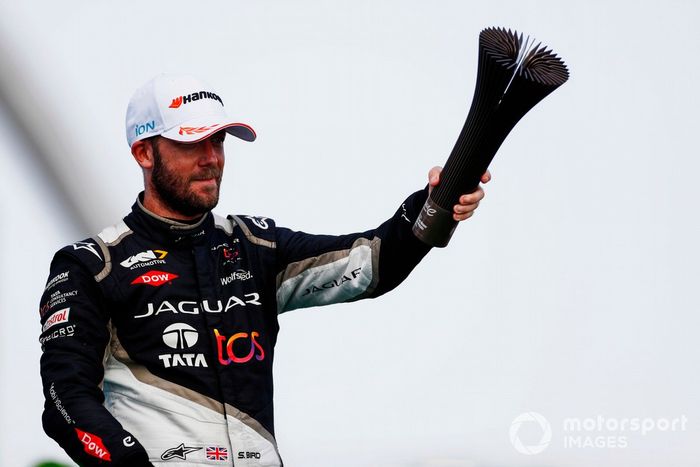 Sam Bird, Jaguar Racing, 3ª posición, con su trofeo