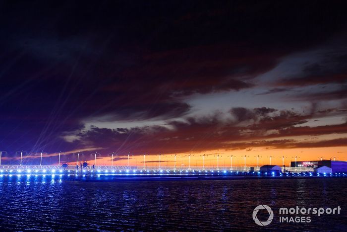 Los últimos rayos de sol se disipan mientras las luces dan vida al recinto.