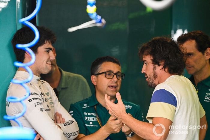 Lance Stroll, Aston Martin, habla con su nuevo compañero de equipo Fernando Alonso, Aston Martin, ante la mirada de Pedro de la Rosa
