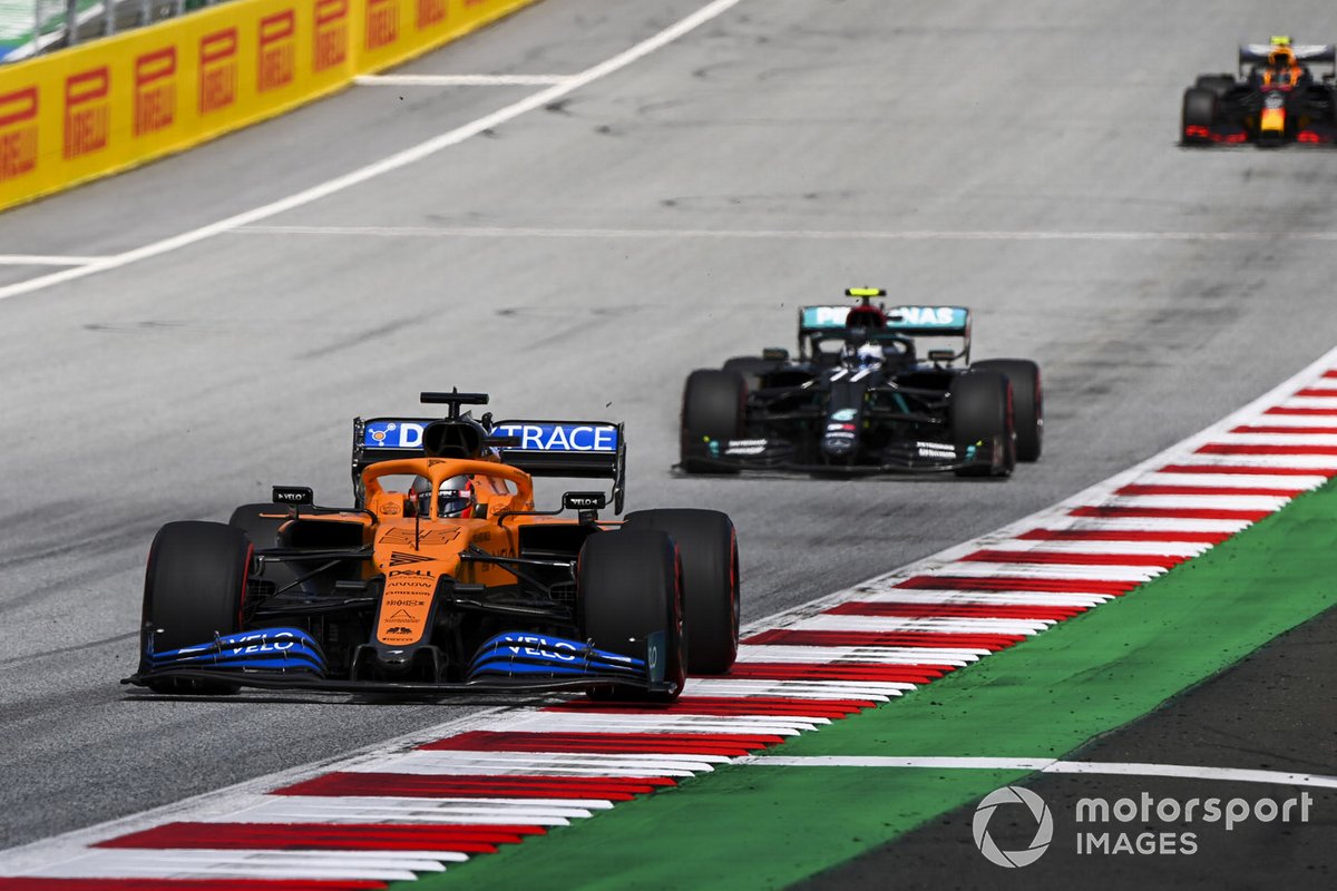 Carlos Sainz Jr., McLaren MCL35 y Valtteri Bottas, Mercedes F1 W11 EQ Performance