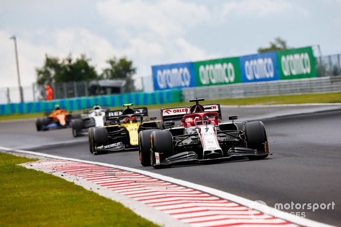 Kimi Raikkonen, Alfa Romeo Racing C39, Esteban Ocon, Renault F1 Team R.S.20