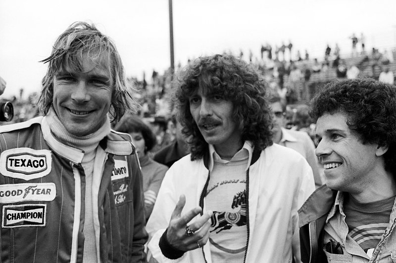 James Hunt, con los fans de la F1 George Harrison, guitarrista de los Beatles, y Leo Sayer, cantante