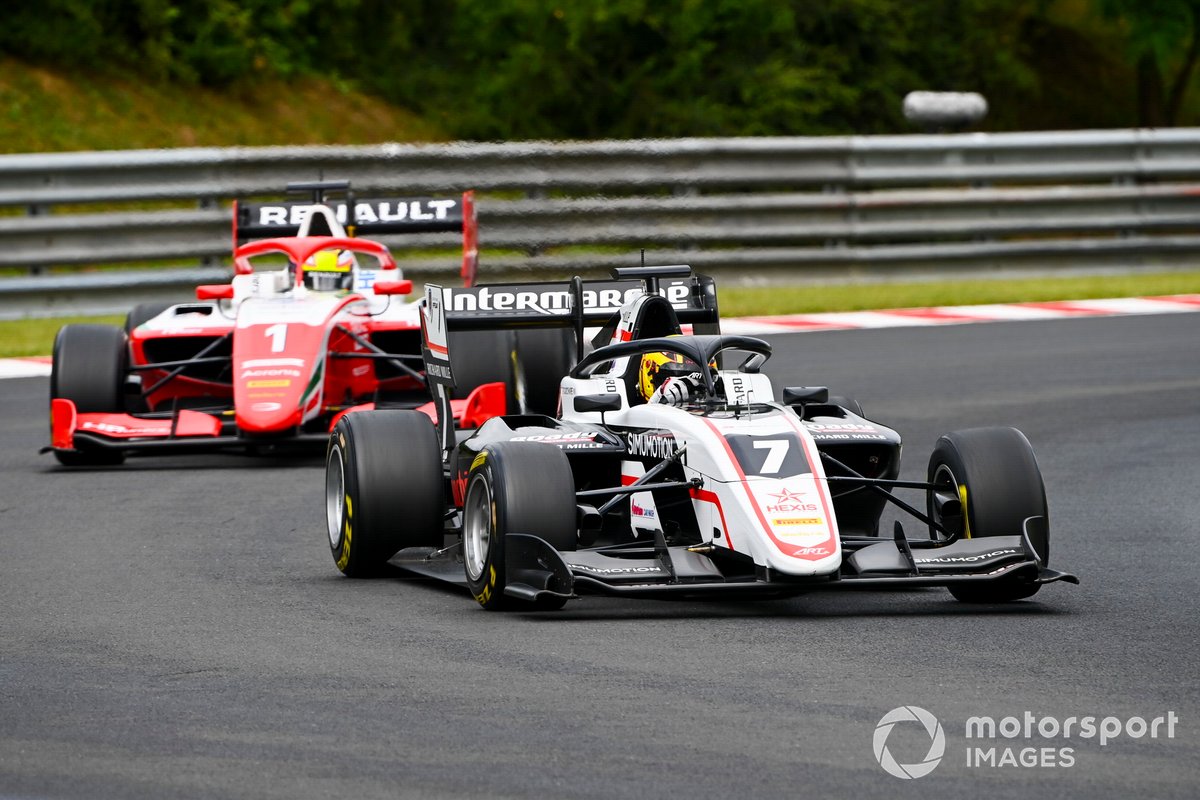 Theo Pourchaire, ART Grand Prix, davanti a Oscar Piastri, Prema Racing