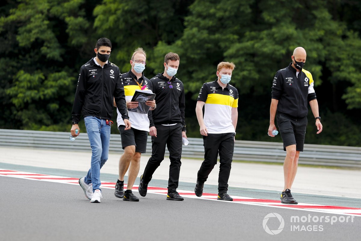 Esteban Ocon, Renault F1 walks the track
