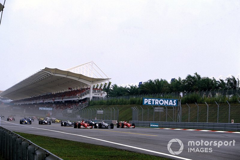 Michael Schumacher, Ferrari en lutte avec with Juan Pablo Montoya, Willians et Rubens Barichello, Ferrari au départ