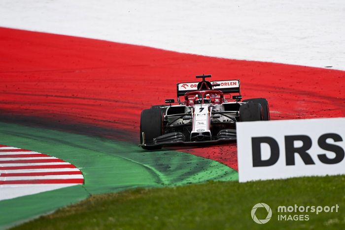 Kimi Raikkonen, Alfa Romeo Racing C39, runs wide