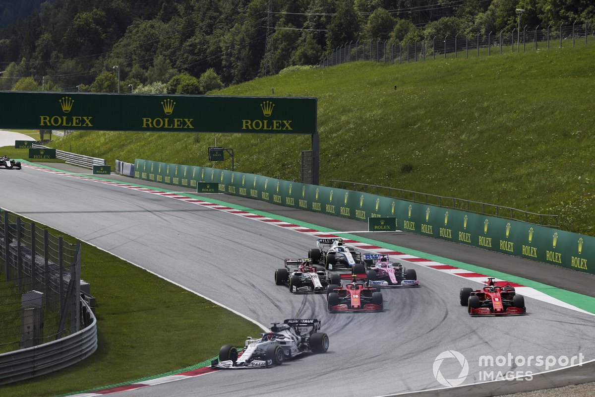 Daniil Kvyat, AlphaTauri AT01, lidera Charles Leclerc, Ferrari SF1000, y Sebastian Vettel, Ferrari SF1000, que chocaron al inicio