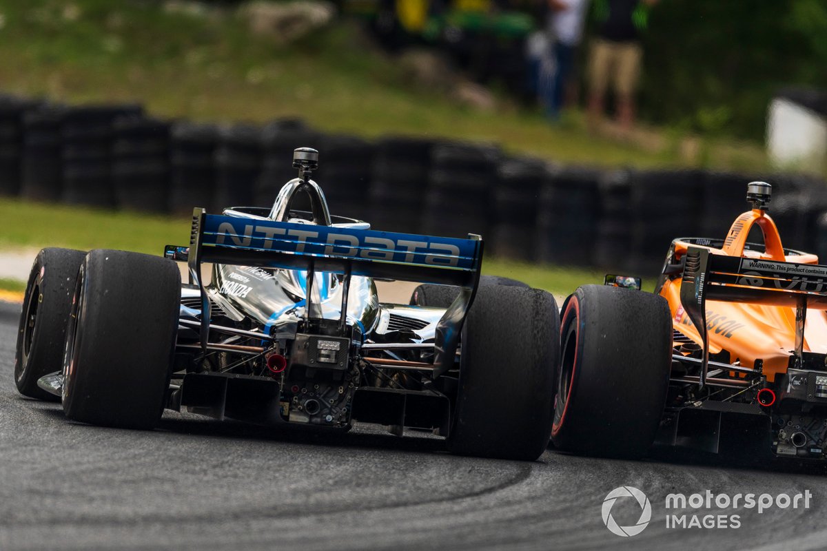 Batalla de Felix Rosenqvist, Chip Ganassi Racing Honda, Patricio O'Ward, Arrow McLaren SP Chevrolet