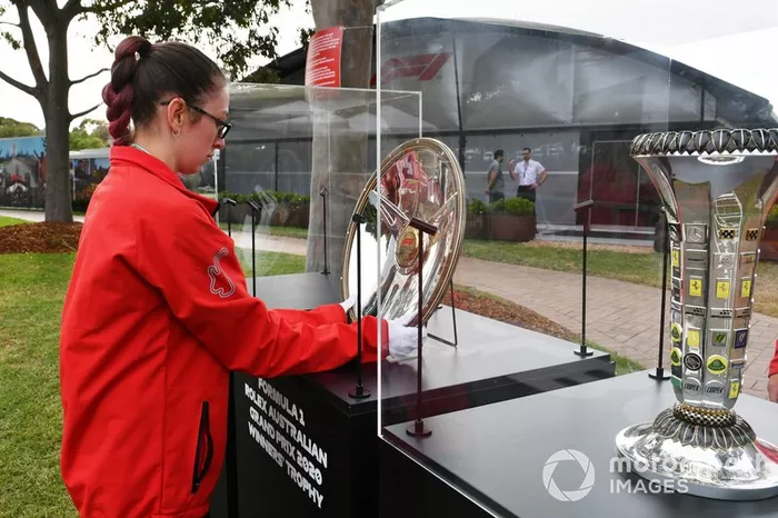 El personal del paddock retira el trofeo del ganador de la carrera