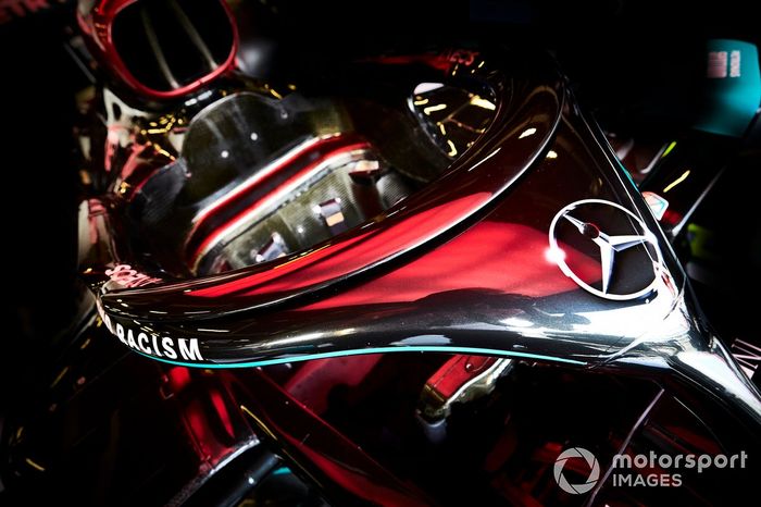 Detalle del Fin del Racismo en el Halo del Mercedes F1 W11 
