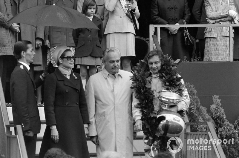 Le vainqueur Jean-Pierre Beltoise sur le podium avec le Prince Rainier III et la Princesse Grace