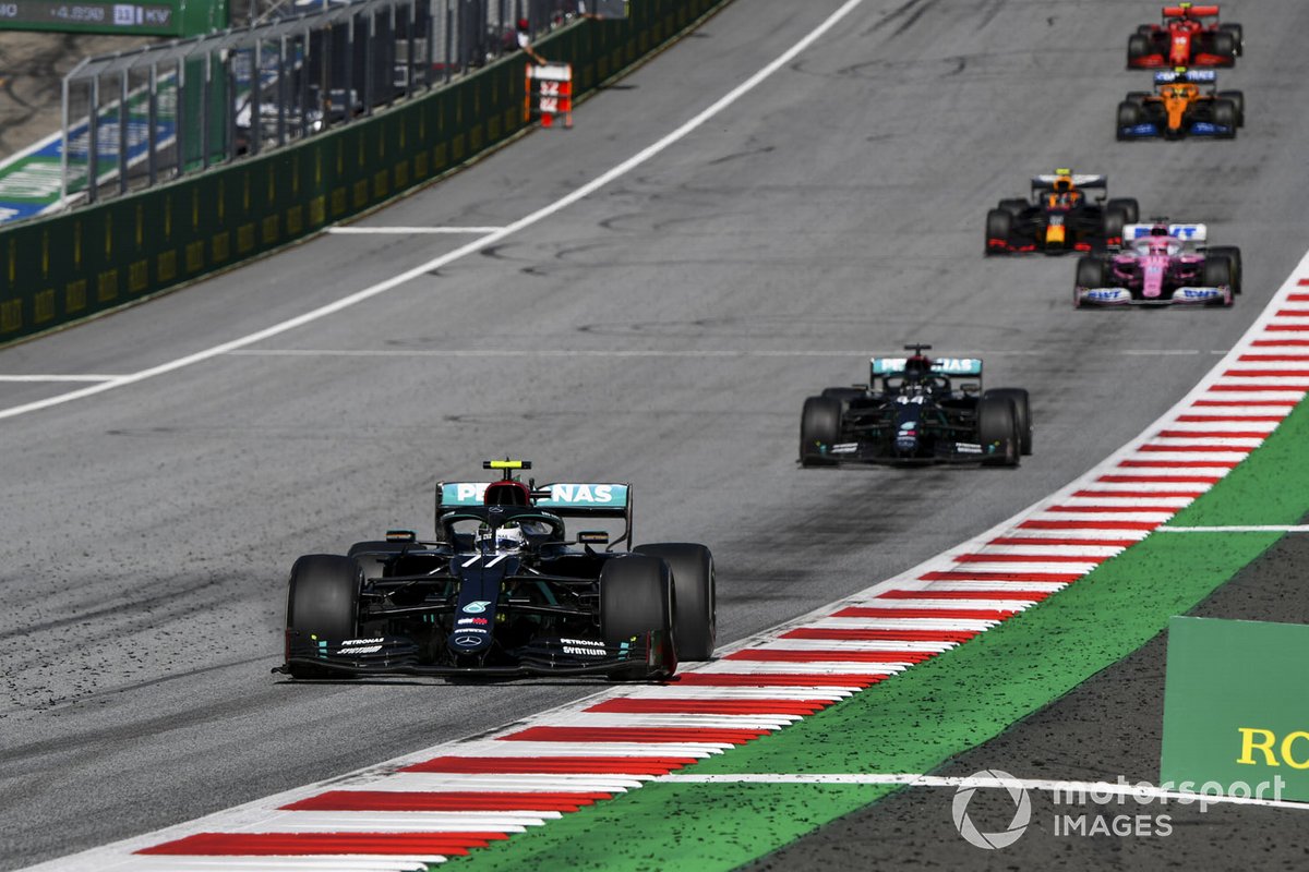 Valtteri Bottas, Mercedes F1 W11 EQ Performance, precede Lewis Hamilton, Mercedes F1 W11 EQ Performance, e Sergio Perez, Racing Point RP20