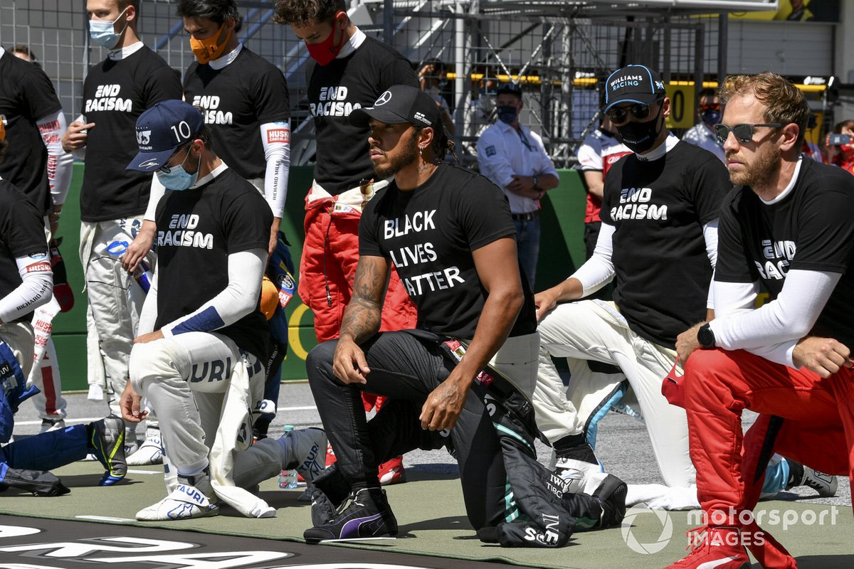 Lewis Hamilton, Mercedes-AMG Petronas F1 se arrodilla