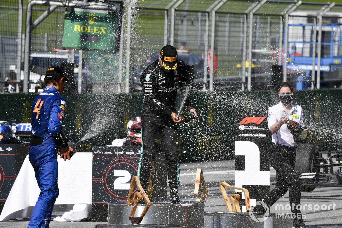 Podio: ganador de la carrera Valtteri Bottas, Mercedes-AMG Petronas F1, el segundo lugar Charles Leclerc, Ferrari, el tercer lugar Lando Norris, McLaren y Holly Smith, ingeniera de motor de Bottas, celebran