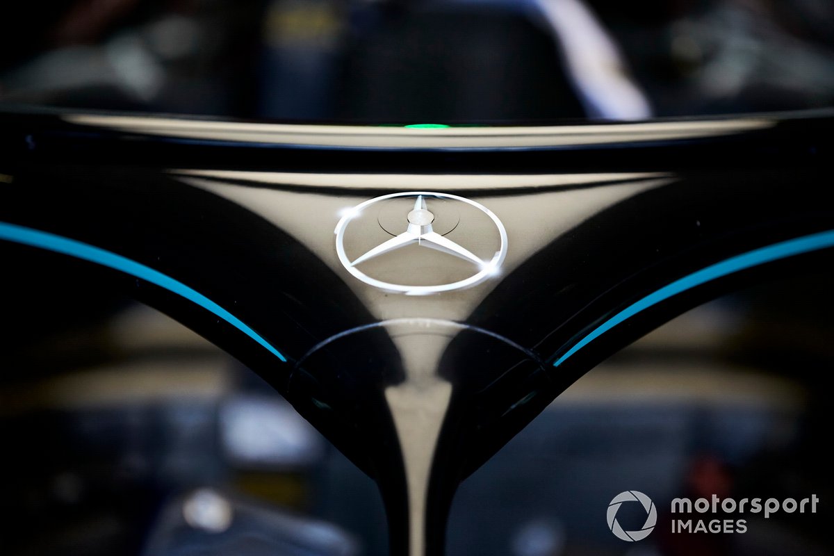 Il logo Mercedes sull' Halo della Mercedes F1 W11
