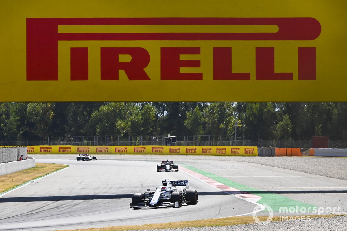 George Russell, Williams FW43, precede Romain Grosjean, Haas VF-20