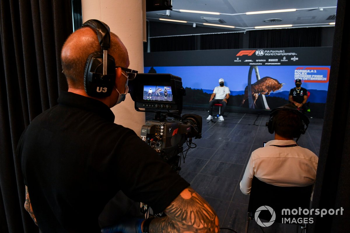 Valtteri Bottas, Mercedes AMG F1 e Lewis Hamilton, Mercedes AMG F1 durante la conferenza stampa
