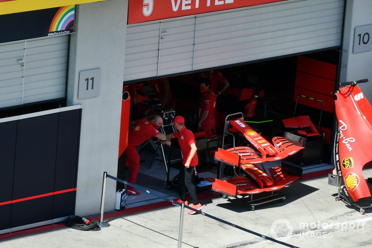 Mick Schumacher, Prema Racing con un mecánico de Ferrari mira el Ferrari SF1000